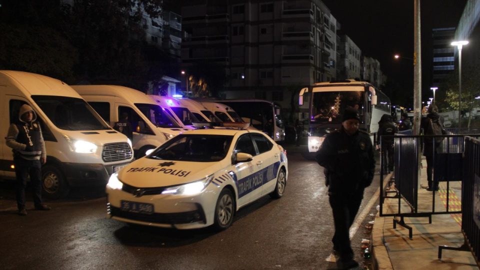 Altaylı taraftarlar 7 saat sonra stattan ayrıldı