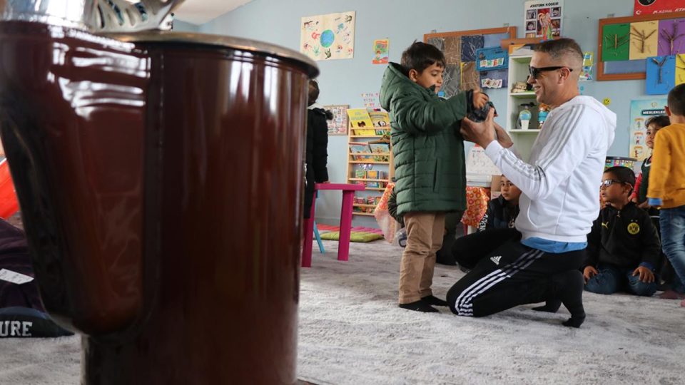 Beşiktaş’tan Siirt’teki köy okulu öğrencilerine giyim yardımı