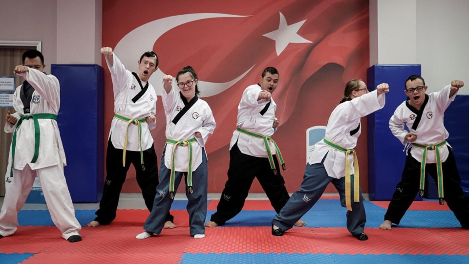 Down sendromlu gençler tekvando şampiyonluğu için çalışıyor