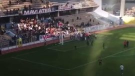 File koptu, taraftarlar sahaya düştü: 6 yaralı