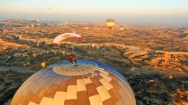Fransız sporcu Kapadokya’da 2 bin 600 metre yükseklikteki balondan atladı