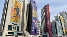 Katar’da ana caddeler ve gökdelenler Dünya Kupası için süsleniyor