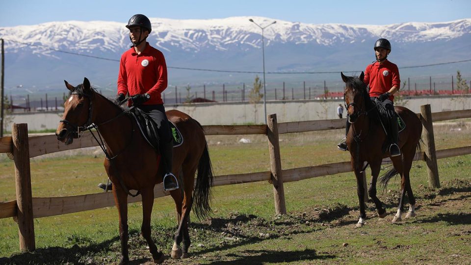Atatürk Üniversitesi’nden “modern ve geleneksel binicilik” eğitimi