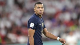 Fransız futbolcu Mbappe alkollü içki logosunu kaldırttı