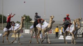 Katar’da develer üzerinde hentbol maçı oynandı