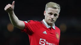 Donny van de Beek sezon sonuna kadar Eintracht Frankfurt’ta